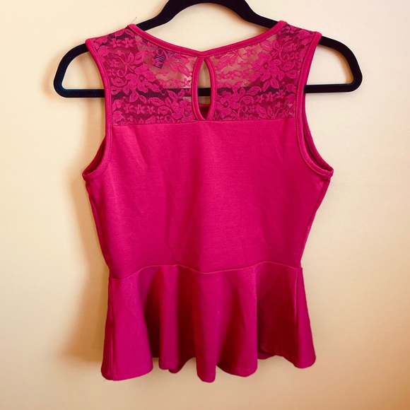 ❌ SOLD ❌ Red peplum top - Picture 2 of 4